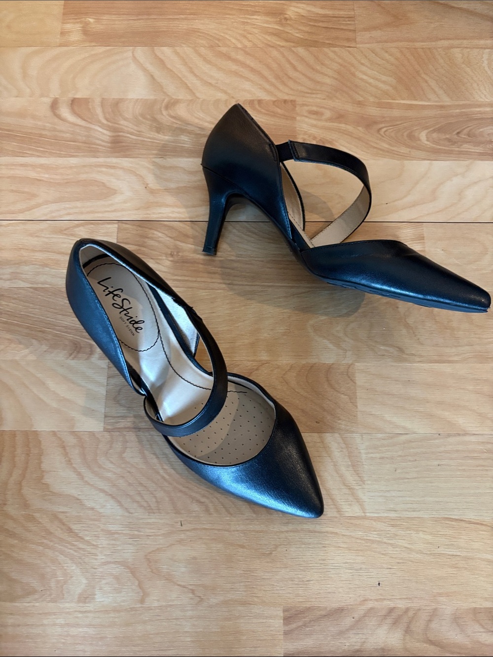 Life Stride Black Pointed-Toe Mary Jane Pumps